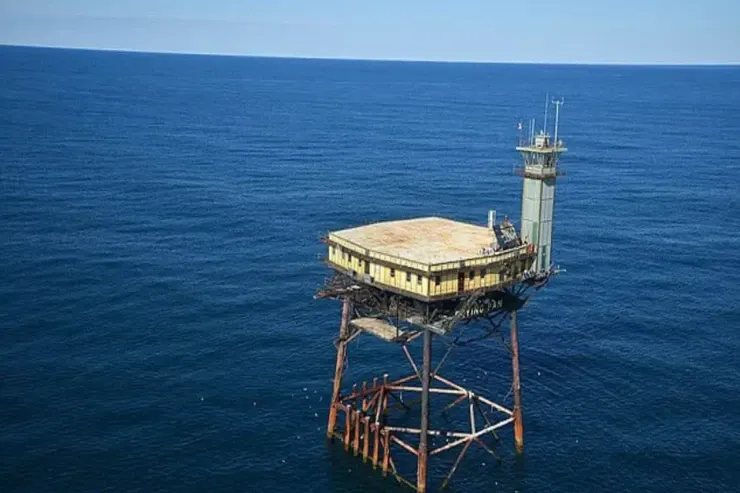 Dünyanın ən təhlükəli  oteli - Qasırğalar və köpək balıqlarının 1 addımlığında