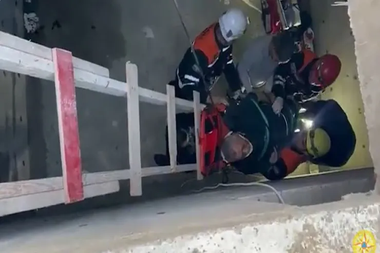 Badamdarda kişi su anbarına düşdü -VİDEO 