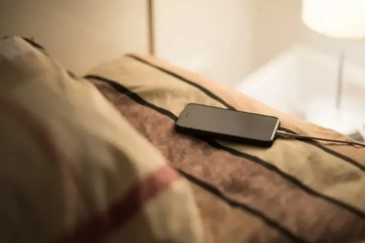 Telefonu şarja taxıb yatmaq zərərlidirmi? - Mütəxəssislər açıqladı 