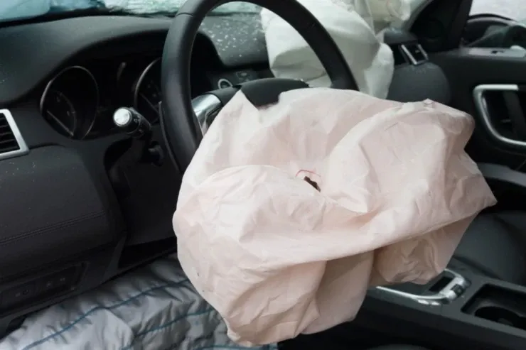 Ağstafada maşın dirəyə çırpıldı, 4 yaralı var 