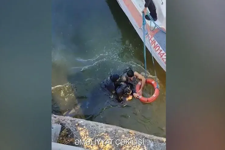 Bulvarda qadın və kişi dənizə düşdü - VİDEO 