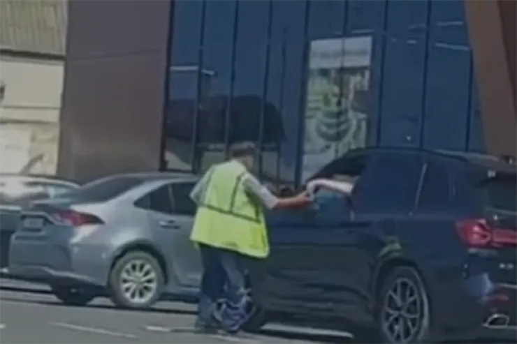 Sumqayıtda "parkovşik"ə 1 manat verən  sürücü DÖYÜLDÜ: "2 manat istədilər" 