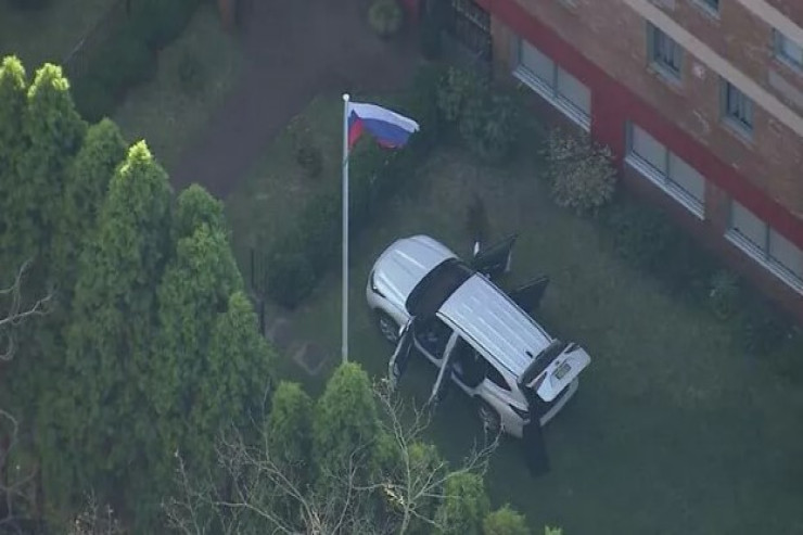 Avtomobil Rusiya konsulluğunun darvazasına çırpıldı - Polis əməkdaşı yaralandı 