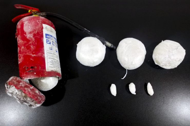 İrandan gələn sürücü bunu da etdi:   narkotiki yanğınsöndürən balona doldurub