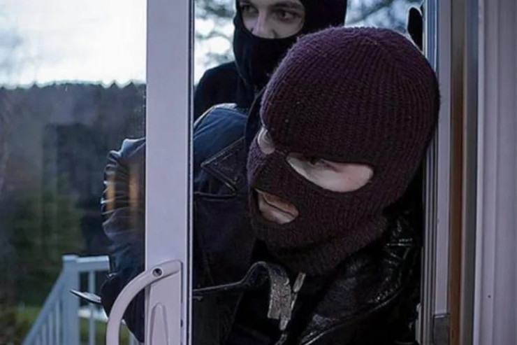 Şəkidə EVƏ BASQIN:  əl-qolunu bağlayıb pulunu apardılar -VİDEO 