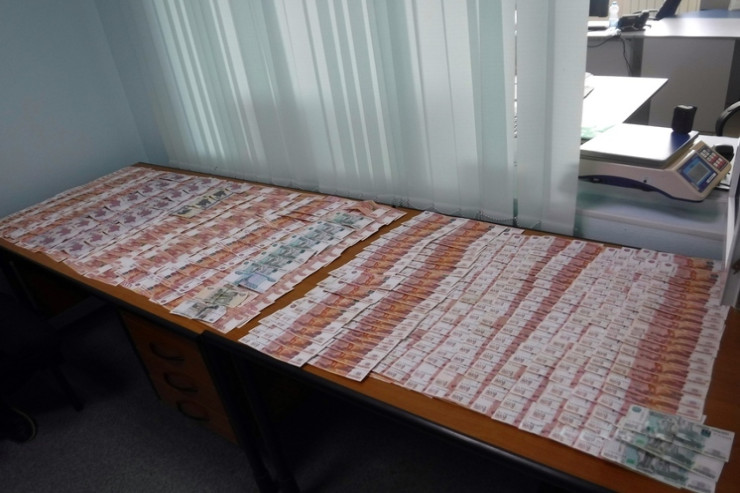 Rusiyadan külli miqdarda pul çıxaran  azərbaycanlı ər-arvad saxlanıldı