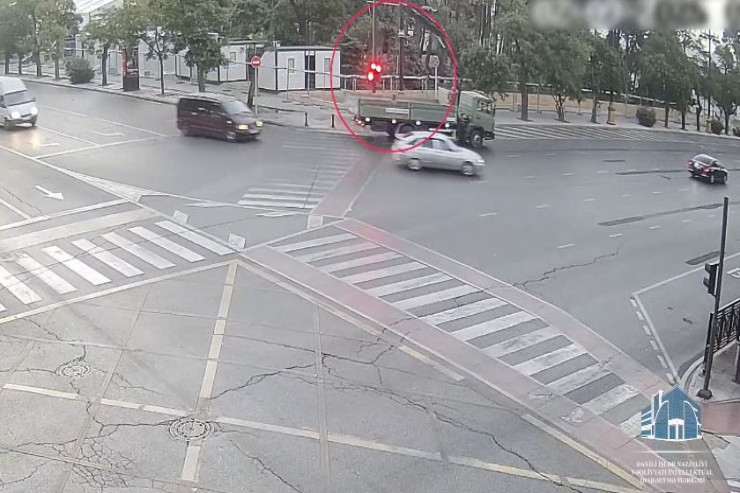 Bakıda maşın işıqforu vurub qırdı - VİDEO 