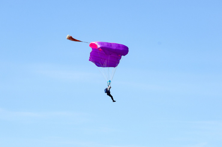 Paraşüt açılmadı, 4.5 kilometrdən  düşüb sağ qaldı - İnanılmaz OLAY 
