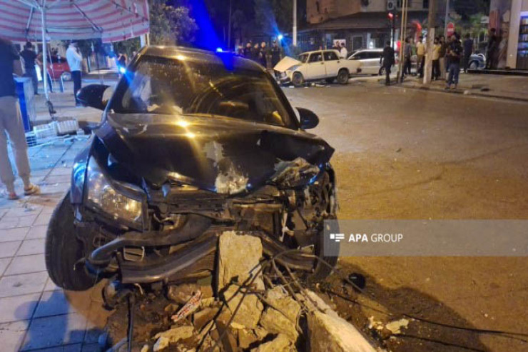 İki avtomobil toqquşdu - 3 nəfər xəsarət aldı 