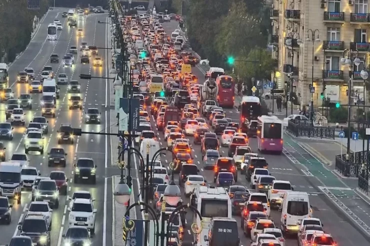 Dərslər başlayır, ictimai nəqliyyatda problem yaranır - Həll yolu nədir? 