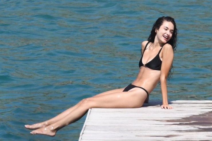 Gözəlliyini indi müsabiqədə yox, çimərlikdə GÖSTƏRİR  - FOTOLENT 