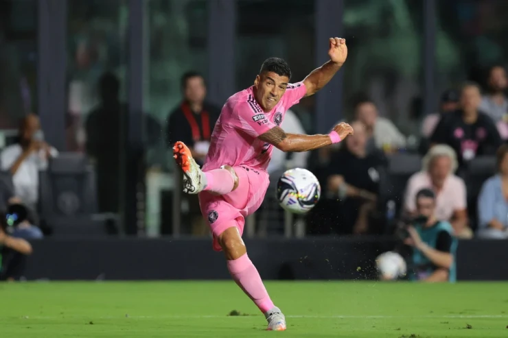 Rəqibinə tüpürən  Suaresə 6 oyunluq  cəza