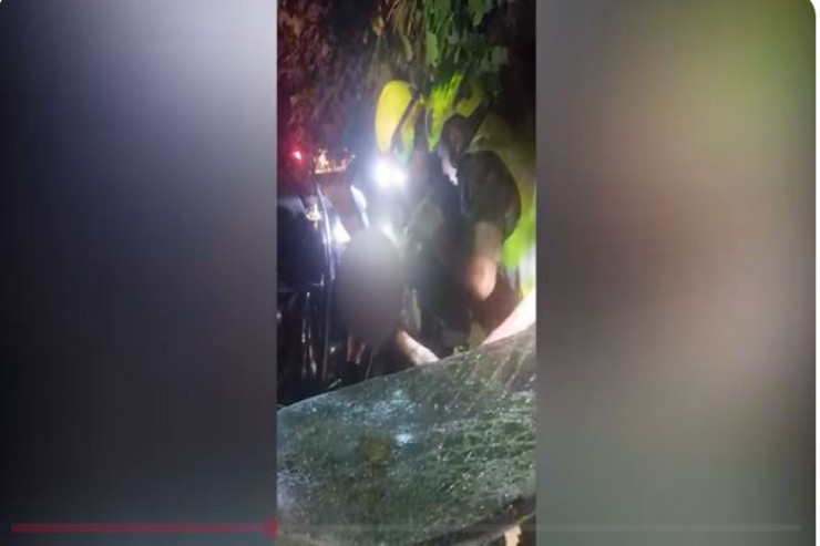 Tovuzda avtomobil ağaca çırpılıb, sürücü ağır yaralanıb -VİDEO 