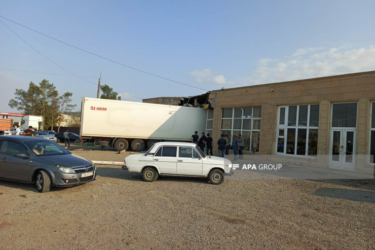 Goranboyda yük maşını mağazaya çırpıldı,  yaralı var -FOTOLENT 