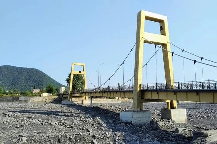 Zaqatalada 40 yaşlı kişi körpüdən çaya düşdü - VİDEO 