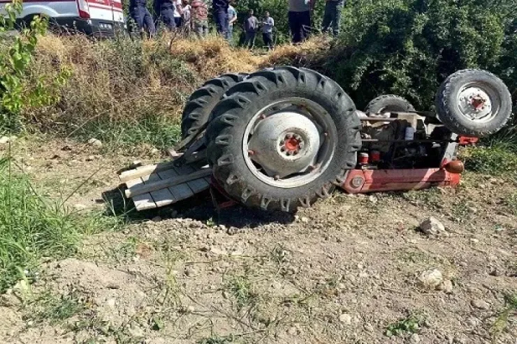 Laçında  traktor   dərəyə aşdı, ölən var 