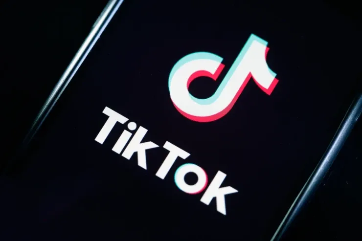 TikTok yaradıcıları ilə gülüş: Yumorun yeni nəsli
