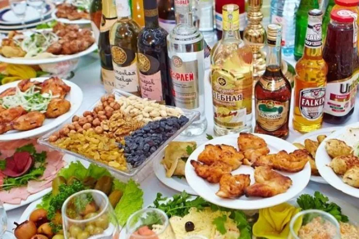 Toyda təhlükəli yeməklər  – “qril”, balıq və ləvəngi: Məclis sahibini CƏZA GÖZLƏYİR 