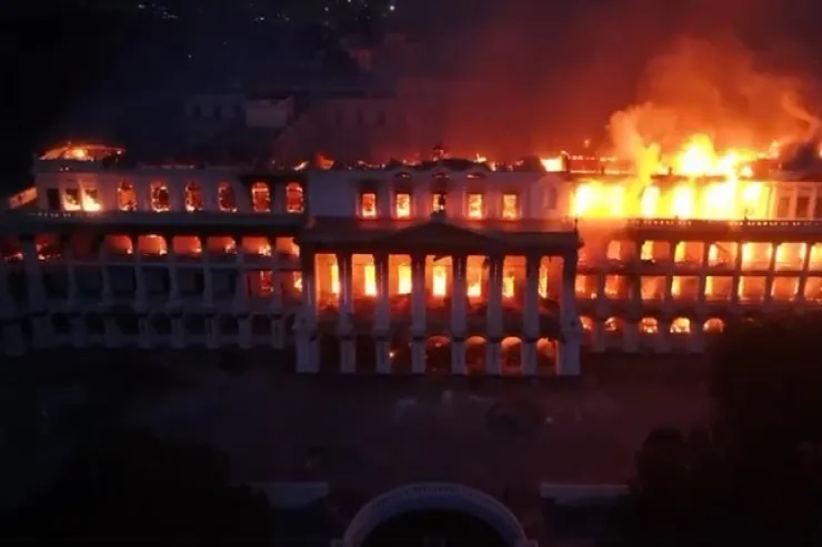 Asiyanın ən böyük sarayı belə yanır - VİDEO 