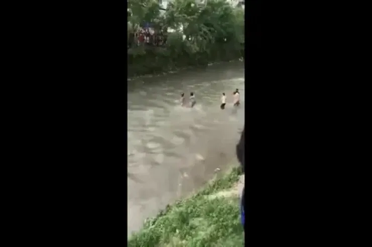 Nepalda etirazçılar maliyyə nazirini  çayda DÖYDÜ -  VİDEO  