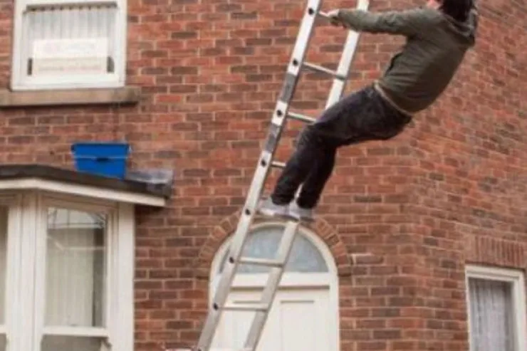 Gəncədə BƏDBƏXT HADİSƏ:  nərdivandan yıxılan kişi  öldü