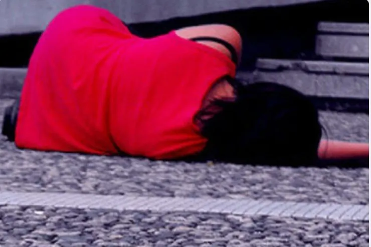 Qızını vəhşicəsinə döyüb binadan atdı 