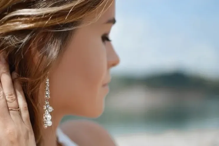 Bədənin bu hissəsi qadının yaşını  göstərir