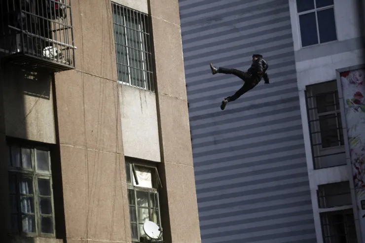 Təcili yardım həkimi çağırışa getdiyi evdə özünü binadan atdı 