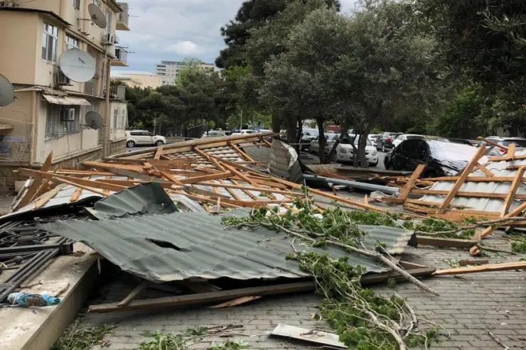 Yasamalda külək binanın damını  qopardı -VİDEO 