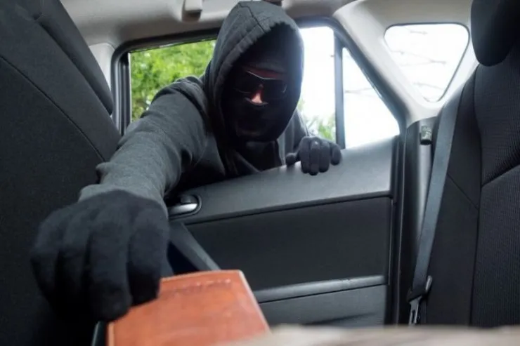 Bakıda maşından külli miqdarda pul  oğurlandı