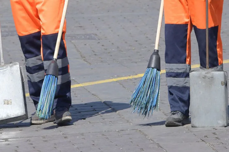 Bakıda süpürgəçilər arasında DAVA:  kişi qadını döydü