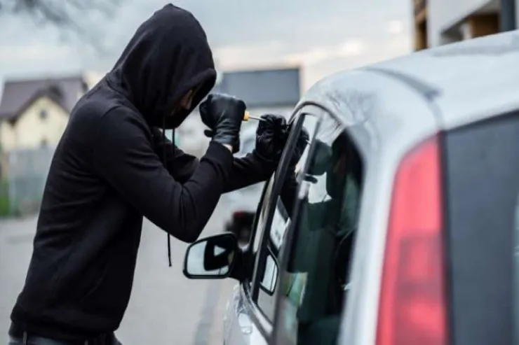 Baş nazirin avtomobili oğurlandı 