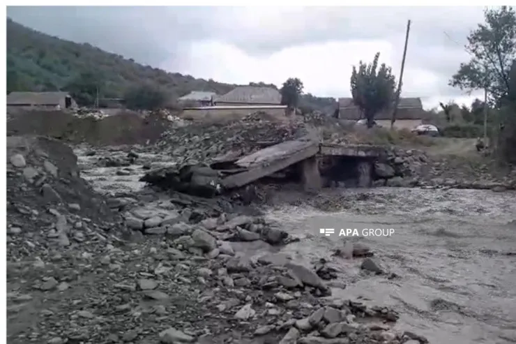 Balakəndə sel körpünü apardı-VİDEO 