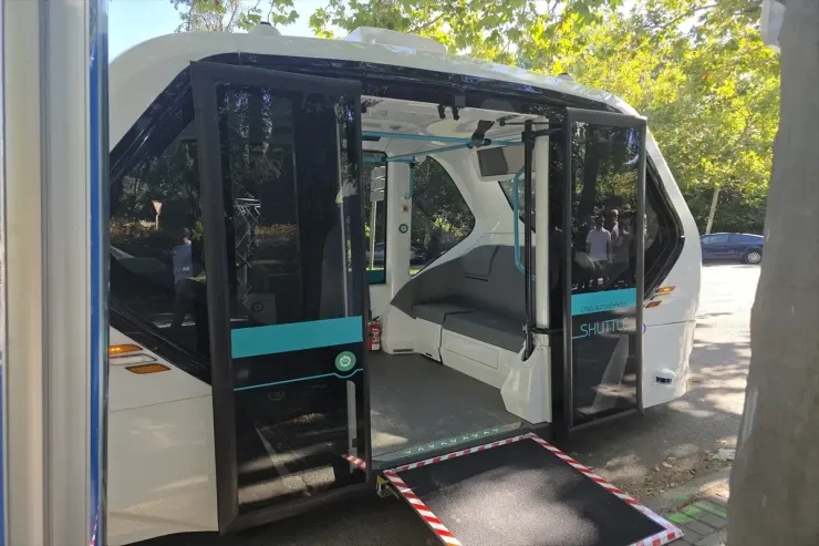 İlk sürücüsüz elektrik avtobusu  sınaqdan keçirildi