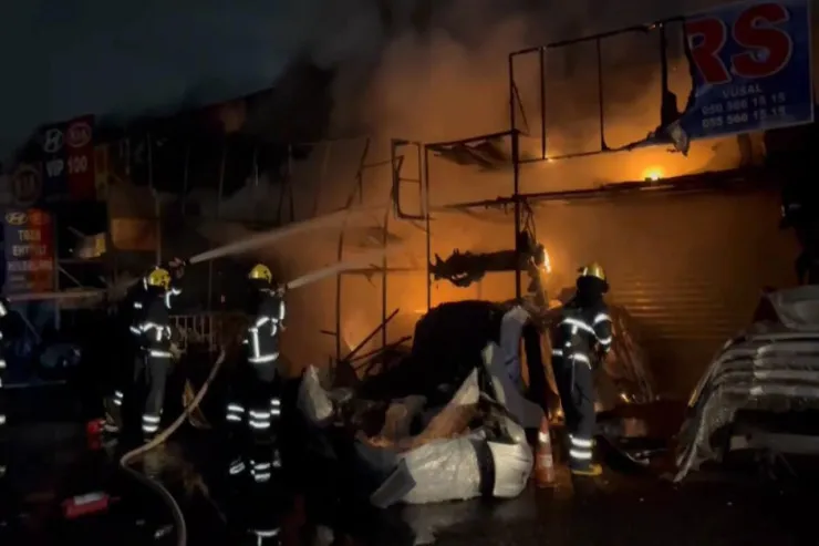 Babək prospektində təkər bazarında YANĞIN - VİDEO 