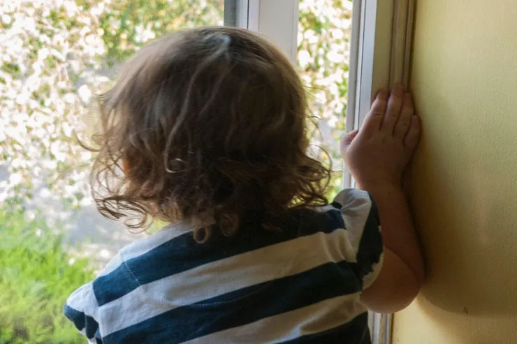 Naxçıvanda azyaşlı qız binadan yıxıldı 