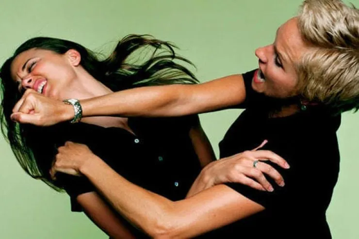 Bakıda gənc qadın zibilə görə  qonşusunun qolunu qırdı 