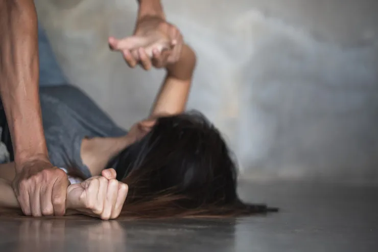 Zorladığı kişinin dilini dişləyən qadın  bəraət aldı