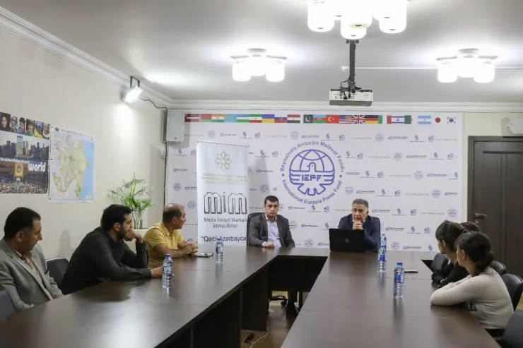 "Qərbi Azərbaycana qayıdış: hüquqi-siyasi imkanlar" mövzusunda dəyirmi masa keçirilib