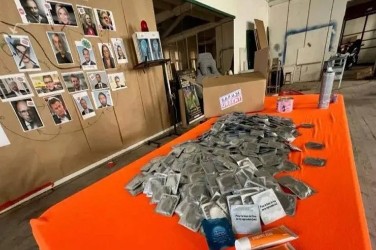 Fransalı deputatlara 600 prezervativ  göndərdi