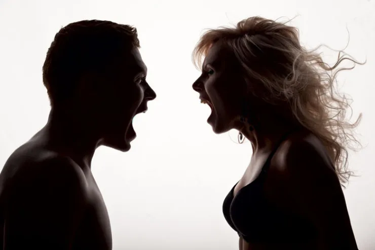 Qadın ona işləməyə icazə verməyən ərini yandırdı 