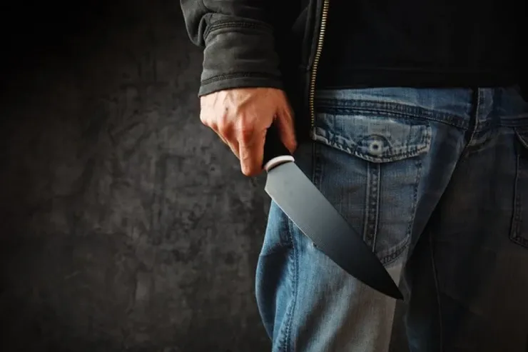 İki müəllimi  məktəbdə bıçaqladılar