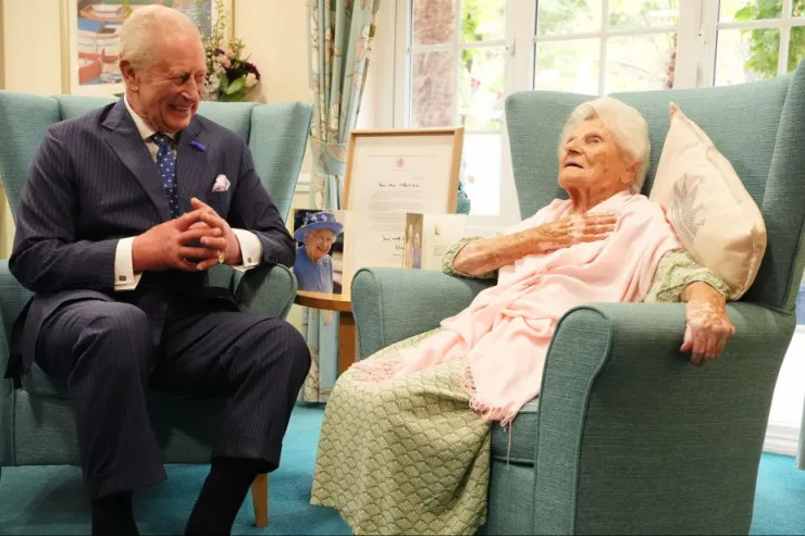 Kral Çarlz dünyanın ən yaşlı  insanı ilə görüşdü