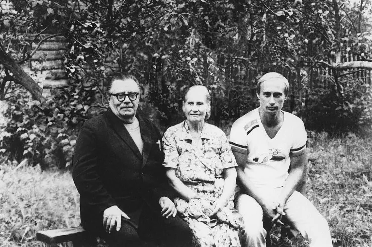 Çox qaranlıq hekayə:  Putinin valideynləri ilə bağlı xoşagəlməz fakt  