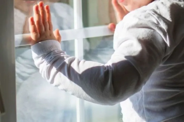 10-cu  mərtəbədən yıxılan uşaq sağ qaldı 