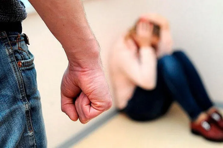 Paltaryuyanın səsinə  görə qızına "kəllə atıb" yerə yıxdı - 9 uşaq atasının  MƏHKƏMƏSİ