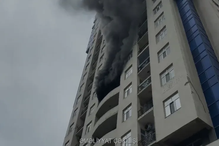 Bakının mərkəzində binada YANĞIN:  insanlar təxliyə olundu - VİDEO  - YENİLƏNİB 