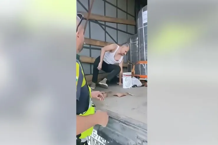 Azərbaycanlının sürdüyü TIR-da gizlənib  Avropaya qaçmaq  istədi - VİDEO 