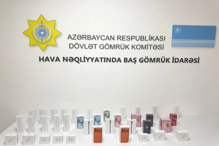 Pul verməsin deyə gətirdiyi "iPhone"ları başqalarına payladı   - Bakı aeroportunda