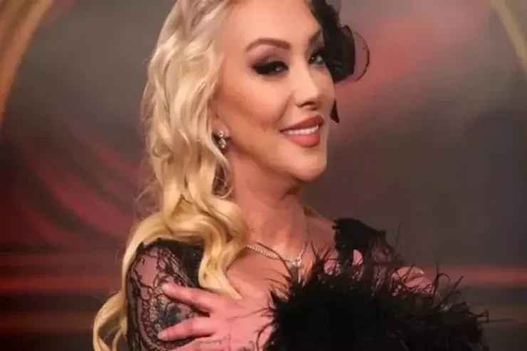 Türkiyəli müğənni binadan yıxılıb öldü 